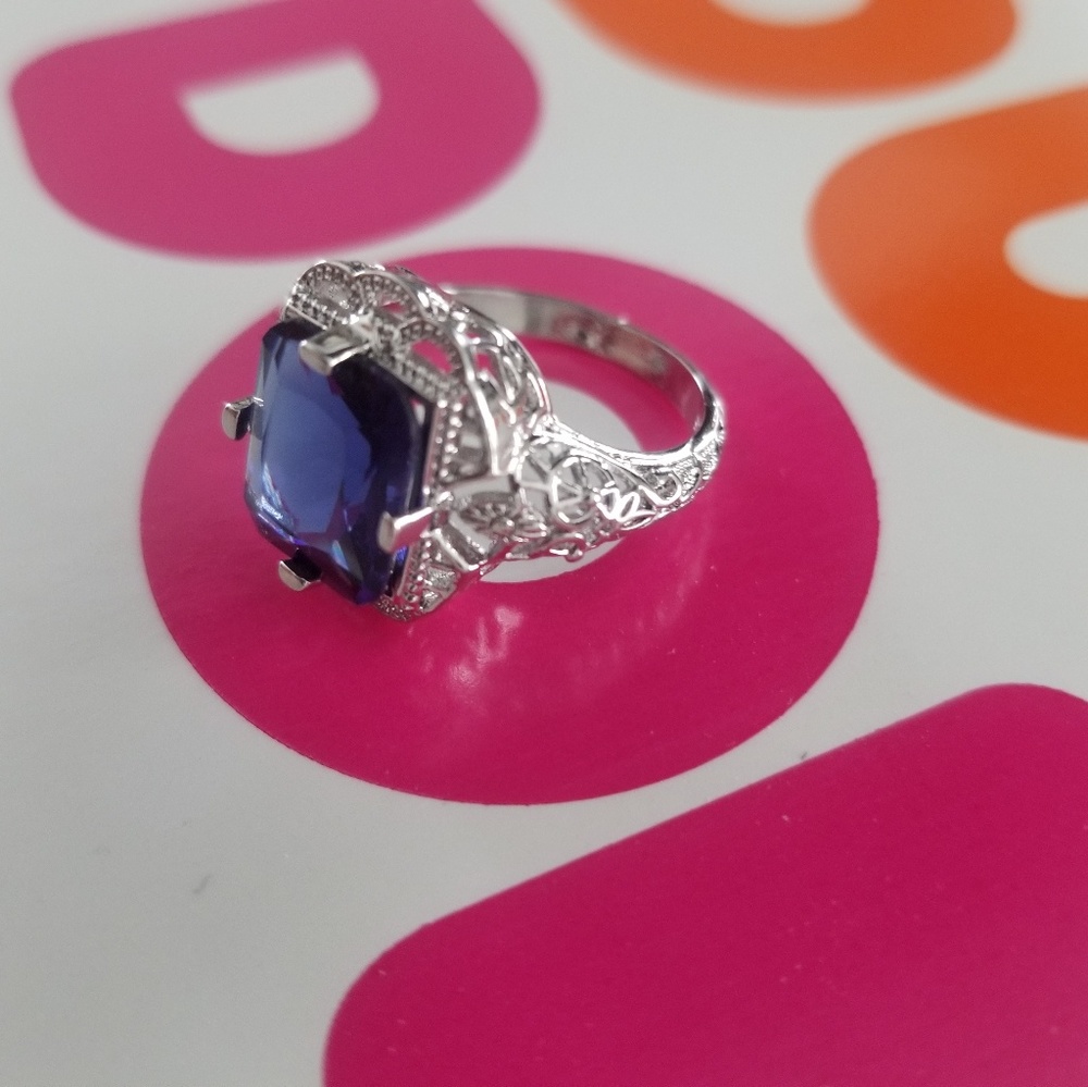 Pretty blue ring, size 8